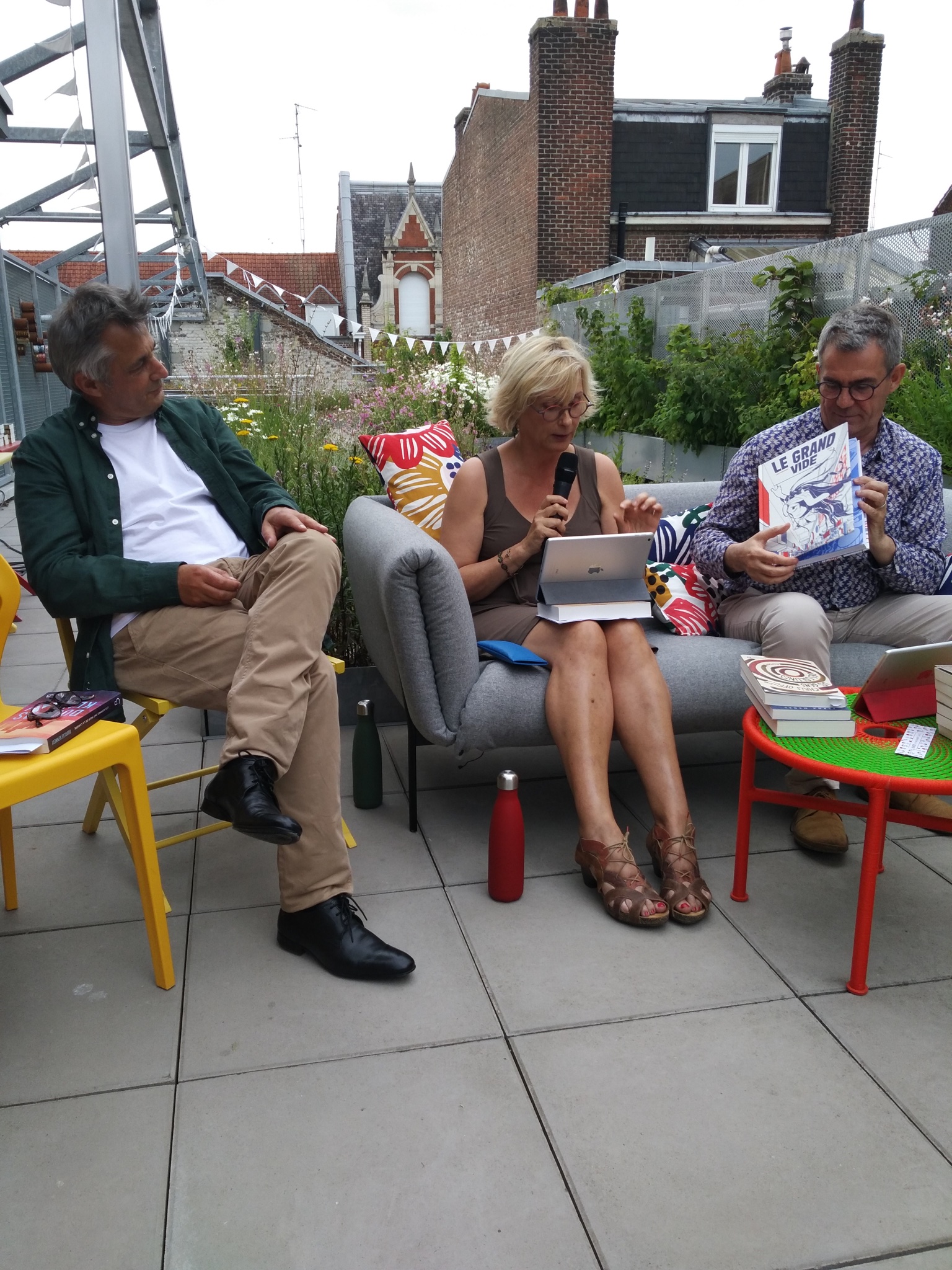 Deuxième rencontre sur la terrasse du HangArt Créatif : temps idéal et conseils de lectures pour l’été.